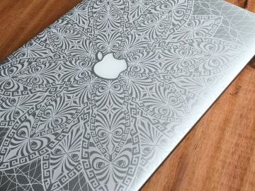 гравировка на корпусе (крышке) MacBook