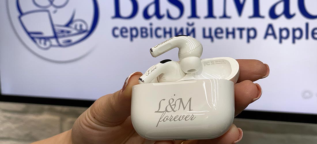 Гравировка на наушниках Apple AirPods