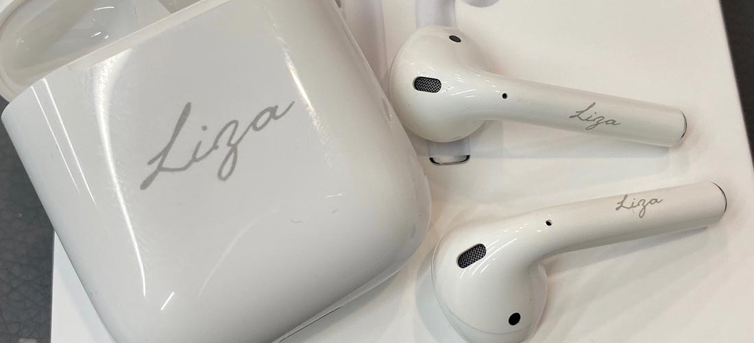 Гравировка на наушниках Apple AirPods